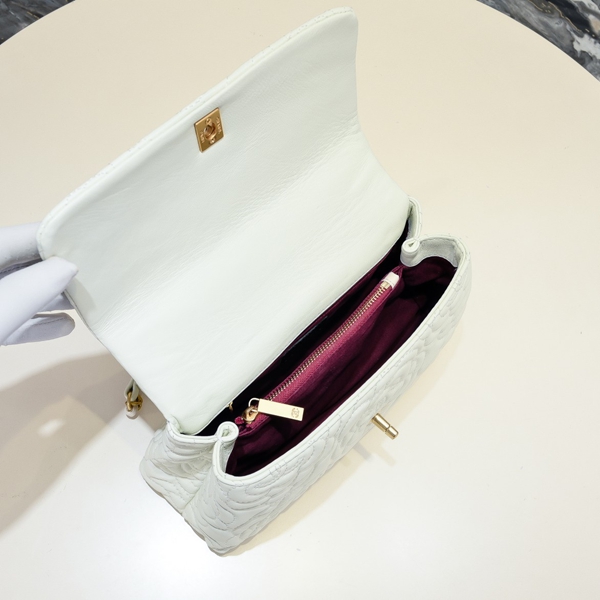 シャネルバッグ着用イメージ